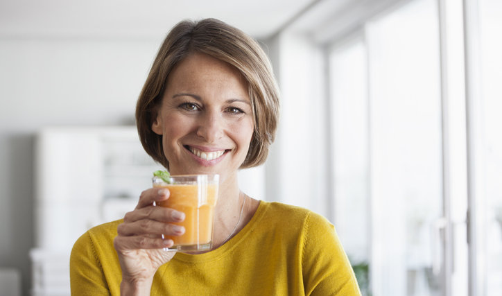 Frau trinkt Saft